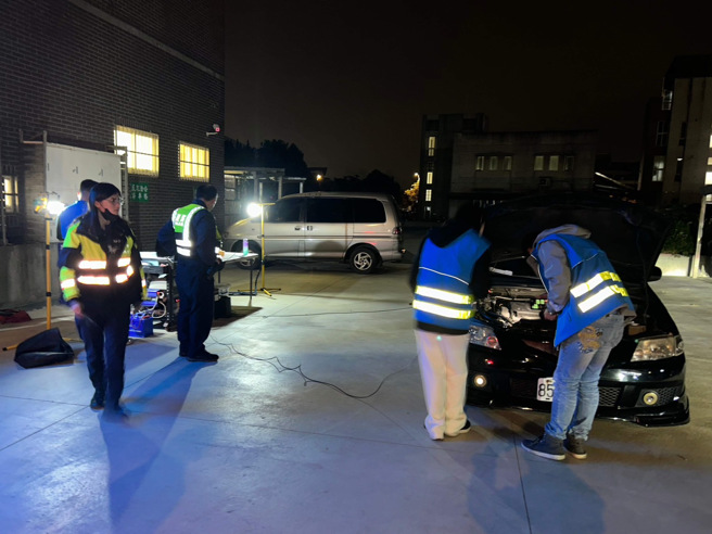 龍潭警方執行「靜桃專案」，取締改裝噪音車及酒駕勤務，配合環保局設立臨時噪音檢驗站聯合稽查。（翻攝畫面）