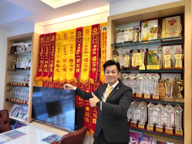 长期协助永庆加盟总部进行联卖推动的郭铭挥，以自身实绩让让其他店东长感受到永庆加盟四品牌超越同业的强大优势。图片来源：永庆房产集团