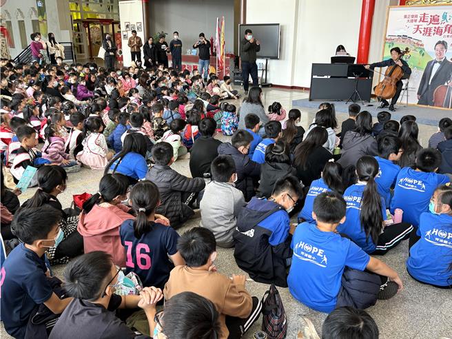 第3度前进金门的「走遍天涯海角」音乐会，让金沙与何浦国小两校超过400位的师生，共同体验了一场丰富、多元又有趣的艺术飨宴。(于家麒摄)