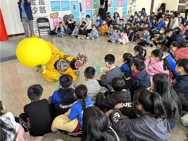 京剧大师朱陆豪维妙维肖诠释美猴王偷月亮的情境，让小朋友笑声与掌声不断。(于家麒摄)