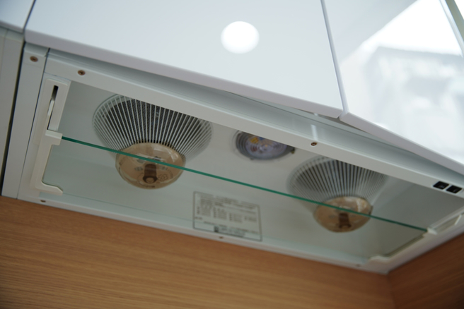 家事达人教民眾清洁抽油烟机，先将抽油烟机打开，拿厨房清洁剂朝风扇内喷洒，陈年油垢就会流到集油杯里。（示意图／Shutterstock）