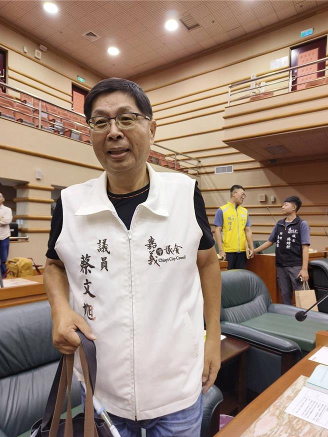 嘉義市資深議員蔡文旭今年到臨時會時清瘦身影。（廖素慧攝）