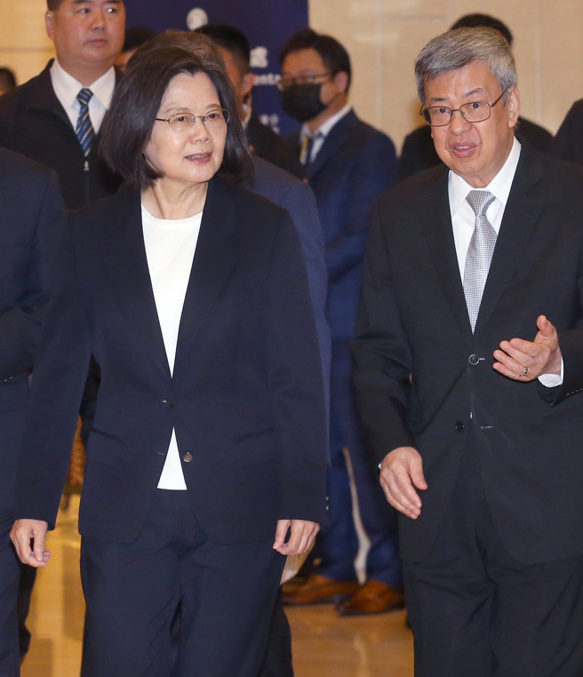 蔡英文總統（左）與行政院長陳建仁（右）13日出席2023行政院科技顧問會議開幕典禮。（范揚光攝）