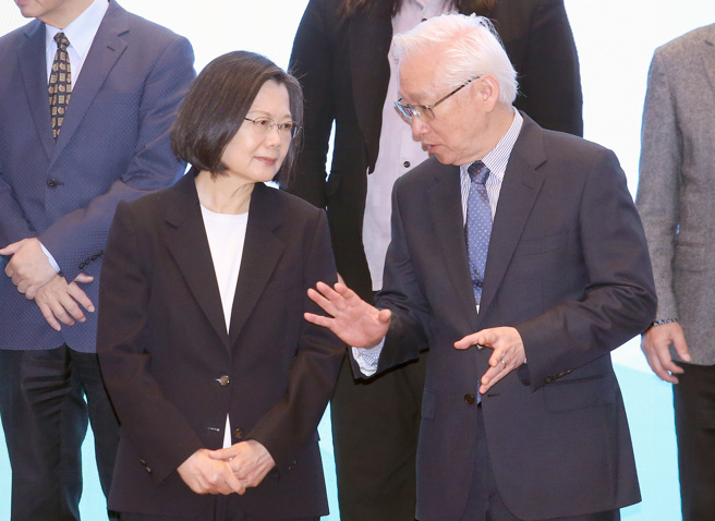 蔡英文總統（左）13日出席2023行政院科技顧問會議開幕典禮，合影前與顧問會議副召集人吳政忠（右）小聲交談。（范揚光攝）