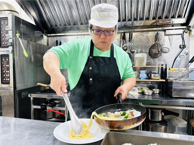 從事財務工作近25年的黃瑞琴，為了健康及家人因素，決定學中西餐職訓轉職，與家人一起創業。（蔡明亘攝）