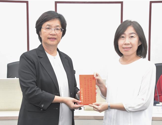 彰化县政府获得内政部国土管理署「111及112年都市公园无障碍环境督导计画」，城镇型优等佳绩，彰化县长王惠美（左）日前于主管周报与县府同仁分享荣誉，由城市暨观光发展处处长王莹琦（右）代表接受奖项。（彰化县政府提供／孙英哲彰化传真）