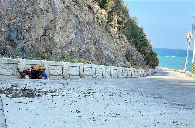 近日有导览员在阿塱壹古道入口处前的铺设水泥道路，发现大小不一陆蟹尸体。（海神ＥＳＧ永续工作室提供／林和生屏东传真）