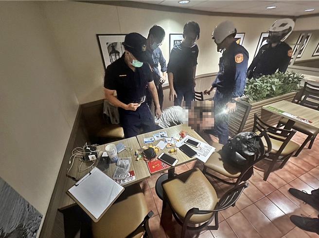超商成诈骗集团加工厂，警方巡逻发现诈团车手埋伏超商制作假证件进行诈骗，当场以偽造文书、诈欺罪嫌移送侦办。（警方提供／任义宇高雄传真）