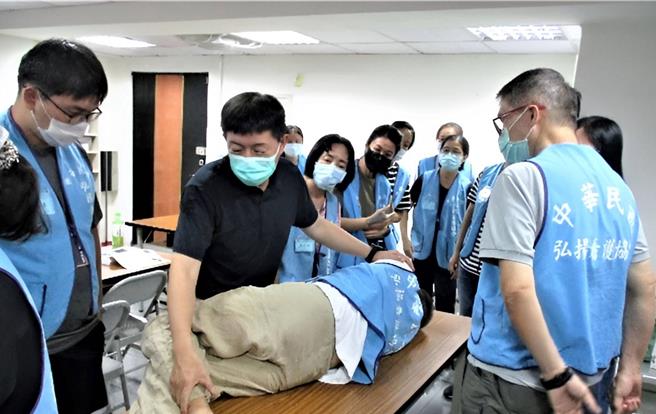 劳动部劳动力发展署中彰投分署持续补助地方政府办理照顾服务员职业训练，光是今年就开办62班、成功培训1815名照顾服务员。(中彰投分署提供)