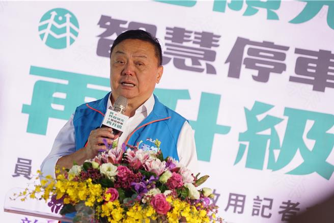 員林市長游振雄表示，員林始終走在最前面，去年公所率先設置地磁感應器，用以偵測車格停車動態，即時顯示在路口的電子看板上，今年更設置智慧停車柱及停車費查詢機，提供市民更智慧、便利、環保的多元停車服務。（吳建輝攝）