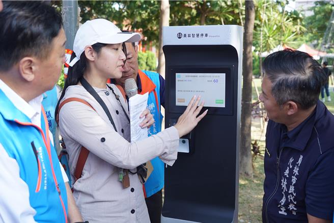民眾停車後可於路側型智慧停車費查詢機查詢停車費，隔日就可至4大超商列印繳費單繳費，也能直接綁定電信門號或使用行動支付繳費。（吳建輝攝）