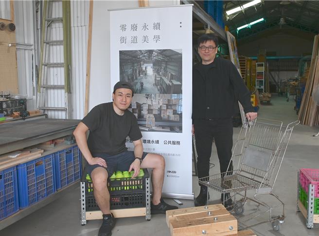 廢物救星主持人楊大廣（左）與高雄科技大學文化創意產業系助理教授陳育民（右）一起把廢棄木材變成家具。（林瑞益攝）