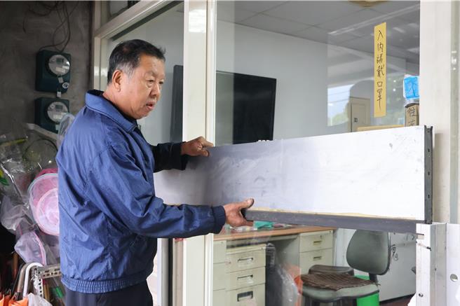 在當地開設機車行的江先生表示，住家花費逾10萬元裝設防水閘門，還是難擋大水。（蘇澳鎮公所提供／吳佩蓉宜蘭傳真）