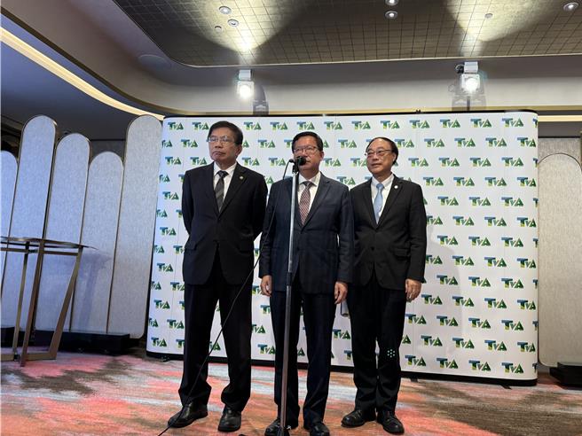 行政院副院長鄭文燦（中）喊話長榮航空勞資持續對話，保障旅客權益。（陳祐誠攝）