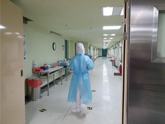 部立桃园医院于2018年加入友善照护计画，增聘照服员协助护理人员共同照护患者，降低医护人员的负担，也能提升照护品质，盼能度过护理人员出走潮。（陈梦茹摄）