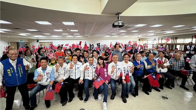 国民党总统候选人侯友宜（前排左五）今（13）日下午到高雄出席竞选活动，与支持者开心比出3号手势。（柯宗纬摄）