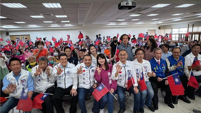 国民党总统参候选人侯友宜（前排左四）今（13）日下午到高雄出席竞选活动，与支持者开心比出3号手势。（柯宗纬摄）