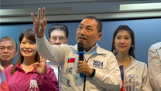 国民党总统候选人侯友宜（前中）今（13）日表示，「侯友宜有办法把新北市做得好，会用这个精神来经营国家国政」。（柯宗纬摄）