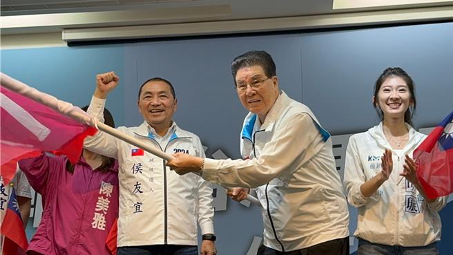 国民党总统候选人侯友宜今出席「侯康」高雄竞选总部后援会授证暨座谈会，授旗给侯友宜高雄竞总后援会总会长洪俊德。（柯宗纬摄）