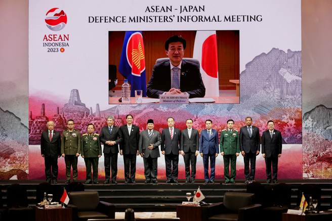 「亚洲・净零排放共同体」领袖会议将在日本召开，参加者为除了缅甸之外的9个东南亚国家协会（ASEAN）成员国、澳洲、日本，共11国。图为刚于今年11月在印尼举办的东协防长会议。（图／路透社）