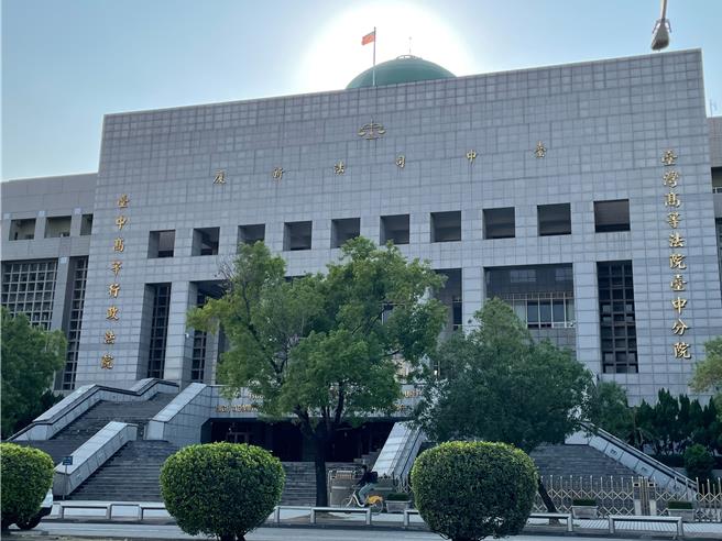 无党籍南投市民代表石杏国去年竞选连任成功，因遭指透过刘姓桩脚买票，南投地院依违反《公职人员选罢法》判决当选无效，石提起上诉，台中高分院合议庭认查无任何证据足以证明石男贿选，13日宣判原判决废弃确定，不得再上诉。（王煌忠摄）