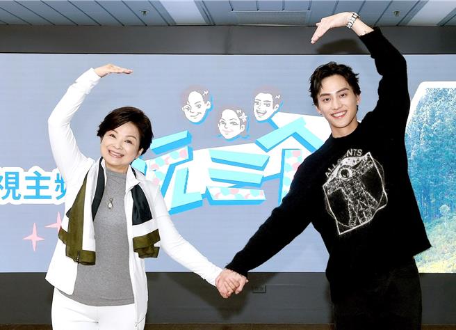 楊貴媚（左）、范少勳談起《阮三个》的拍攝過程，有說不完的話。（華視提供）