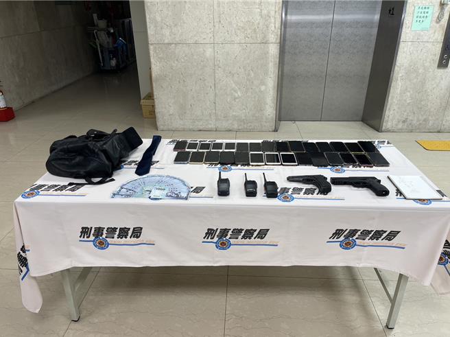 警方查扣無線電、玩具槍等贓證物。（林郁平攝）