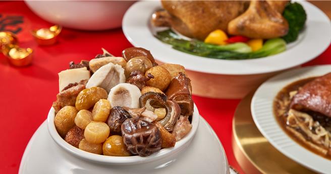 「御品秘制佛跳牆」是復興空廚人氣招牌佳餚。（中保科提供）