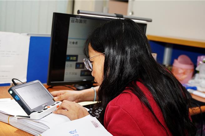 新竹县政府劳工处「身障职业重建中心」，协助视障者「小莹」在县府行政处就业。（罗浚滨摄）