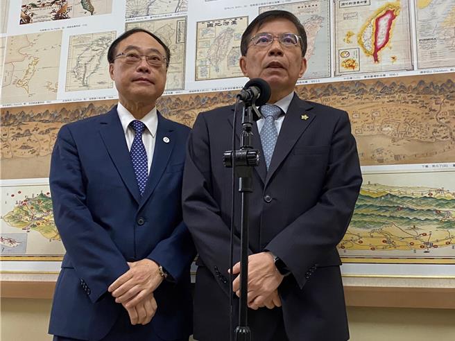 柯文哲提出取消兩段式左轉，但機車也不能鑽車，交通部長王國材（右）反問，擔任市長8年為何不做。（本報資料照）