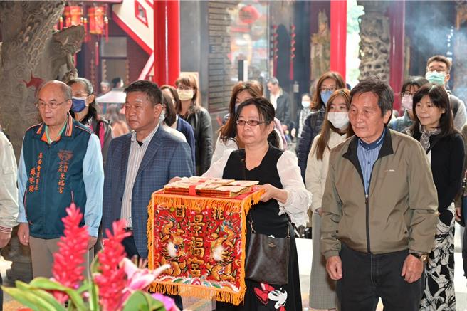 桃园大庙景福宫今由主委简征潭代表颁助学金给236学子。(庙方提供／蔡依珍桃园传真)