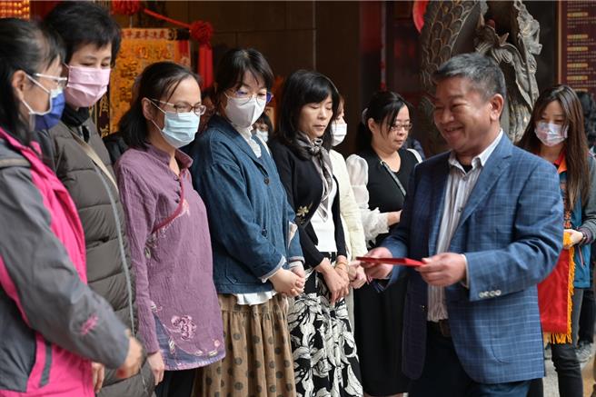 桃园大庙景福宫今由主委简征潭代表颁助学金给236学子。(庙方提供／蔡依珍桃园传真)