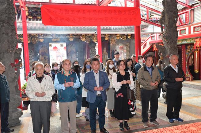 桃园大庙景福宫今由主委简征潭代表颁助学金给236学子。(庙方提供／蔡依珍桃园传真)