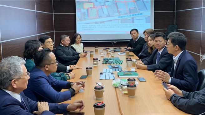 經濟部次長陳正祺（左排右三）13日在立委蔡適應（右排右一）、基隆市議長童子瑋（左排左二）、民進黨立委參選人鄭文婷（左排左三）陪同下，前往基隆大武崙工業區參訪，了解業者需求。（徐佑昇攝）