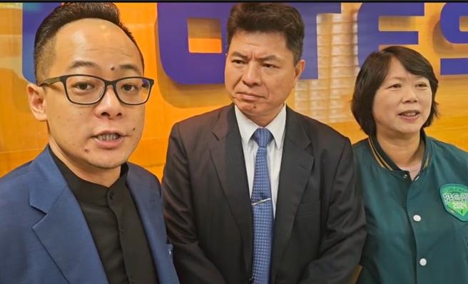 經濟部次長陳正祺13日至大武崙工業區參訪，基隆市議長童子瑋（左）表示，基隆的工業區隱藏非常多台灣之光，但因工業區開發較早期，所以相關道路設計與建設與目前新工業區相比較不完善，中央地方要繼續通力合作，改善工業區建設。（童子瑋辦公室提供／徐佑昇基隆傳真）