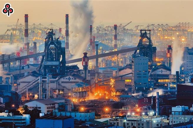 聯合國氣候峰會發布協議草案，並未提及「逐步汰除」化石燃料，只強調將推動各國從化石燃料「過渡」到其他類型，以避免氣候變遷引發的最嚴重影響，仍引發各國爭論不休。（報系資料照）