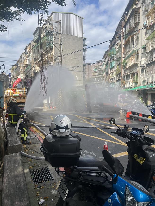 消防人員灑水降溫。（中和警分局提供）