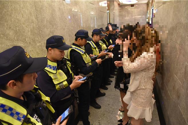 總統、副總統及立委選舉將屆，選舉前治安維護工作已緊鑼密鼓展開，淨化選前治安為當前重點工作，12日規畫執行「全國性擴大臨檢」並結合「全國同步查緝非法槍械、詐欺、掃黑及賭博專案行動」。（警方提供）