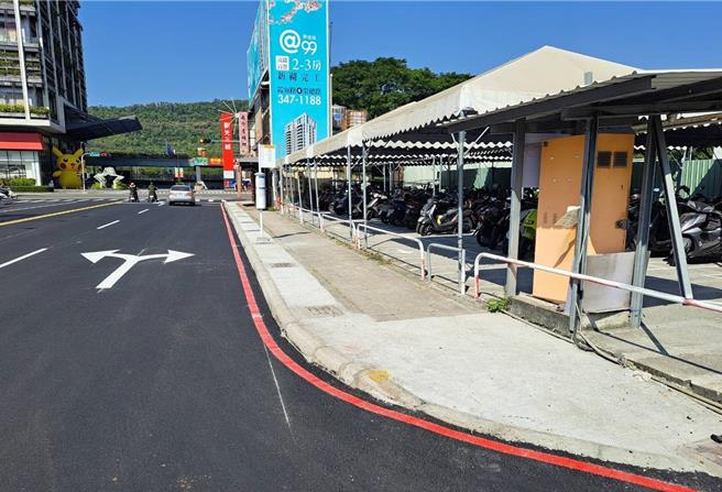 高雄市工务局拓宽高铁站周边重爱路人行道，并改善路面品质。（高雄市工务局提供／任义宇高雄传真）