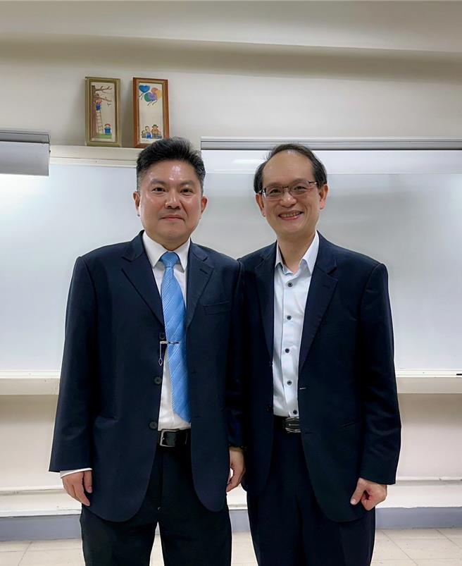 左為新任理事長李修安，右為卸任理事長賴擁連。（民眾提供）