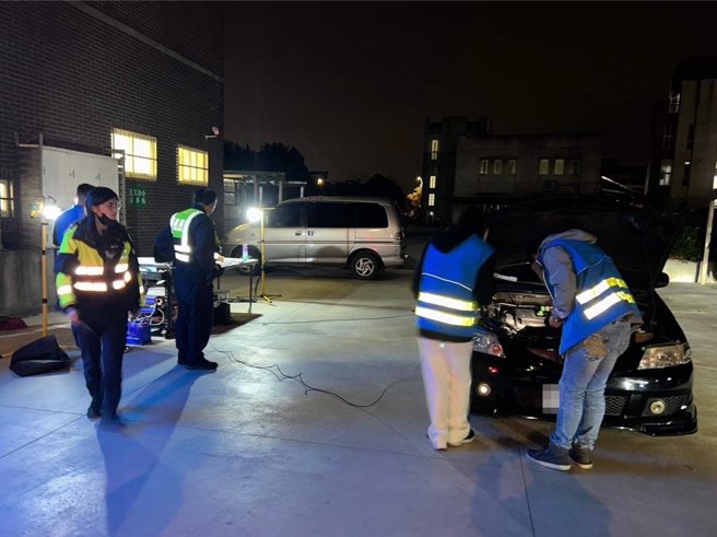 警方抓改裝車噪音，抓到董姓男子車輛改裝還酒駕。(警方提供／呂筱蟬桃園傳真)