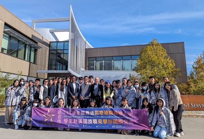 新北市國際技職青年大使與西谷大學校長Jennifer Taylor-Mendoza及其同仁合影。(照片/新北市政府教育局提供)