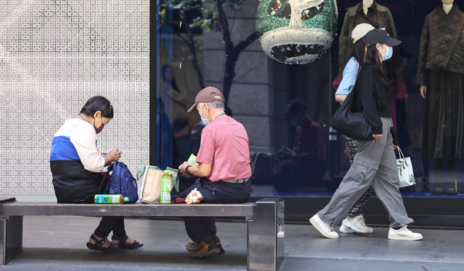 明（113）年元旦起，劳工需满64岁才能请领全额的劳保老年年金。（示意图／资料照）