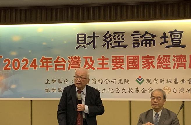 台湾综合研究院创办人刘泰英（右）13日主持台综院2024年台湾及主要国家经济展望，由台综院院长吴再益主讲。图／陈碧芬