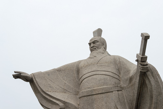 曹操墓中發現一塊弧形石頭，起初被認為是睡覺用枕頭，但實際上是理療器具。(圖為曹操雕像/達志影像)