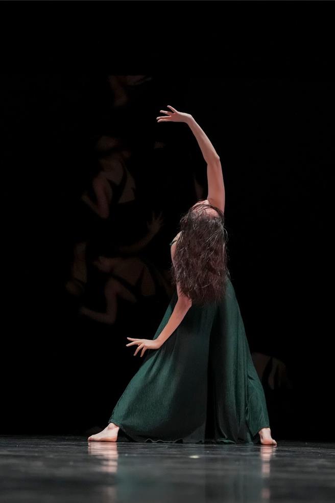 云门舞集前首席资深舞者蔡铭元作品《藤生》，融合武术、太极与当代语汇，以藤蔓攀缘延伸而上的意象，探求自然与人的关系。（刘振祥摄，北艺大舞蹈系提供／李欣恬台北传真）