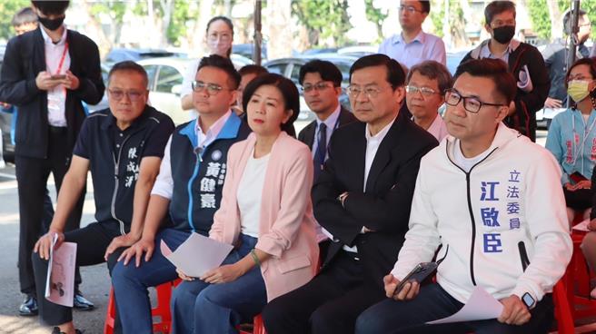 立法院交通委員會13日南下台中市豐原區考察，第一站到台中捷運綠線延伸大坑段，第二個考察點到台中火車站。（江啟臣辦公室提供／張妍溱台中傳真）