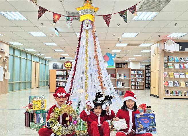 蘆洲集賢分館利用回收廢棄物自製耶誕樹與裝飾。（新北市立圖書館提供）