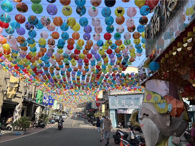 斗六市太平老街的1萬6000顆燈籠已掛上，入夜點燈變成星空燈海。（周麗蘭攝）