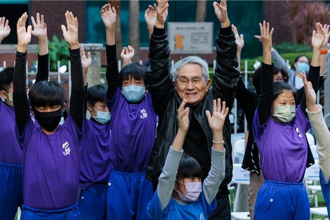 雲門舞集創辦人林懷民一早陪孩子動身體。（郭吉銓攝）